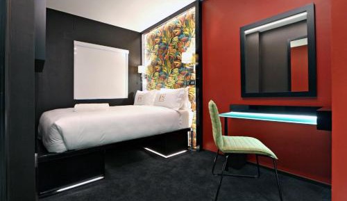 Standard Queen Room - Non-Smoking