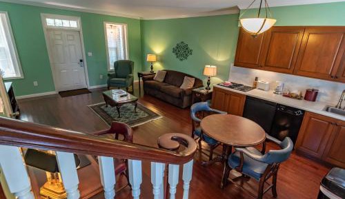 Queen Townhouse