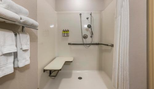 Standard Queen Room with Two Queen Beds and Mobility Accessible Tub