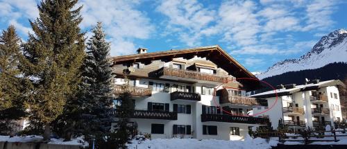 Apartment with Mountain View