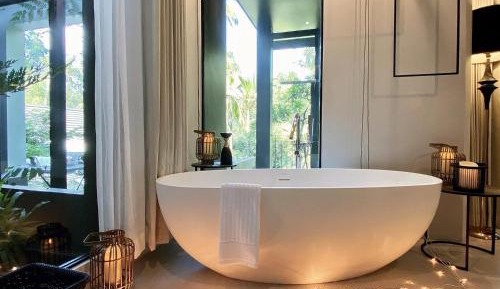 Deluxe King Room - Pool Access