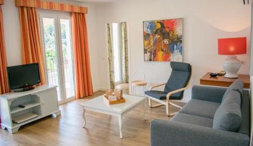 One-Bedroom Apartment with Mountain View