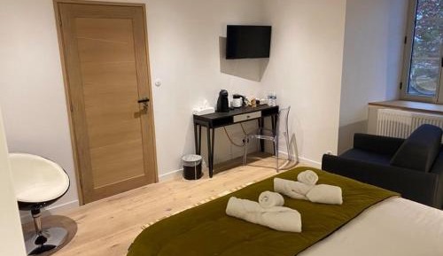 Deluxe Room (2 Adults + 1 Child)