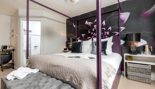 Executive with Four Poster Bed