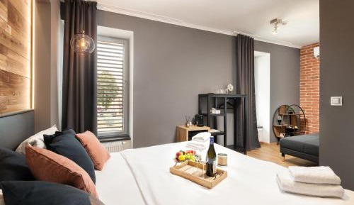 Deluxe Double Room - Street View