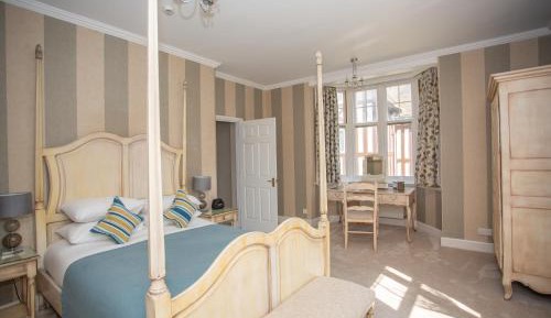 Family Suite (2 Adults + 2 Children)