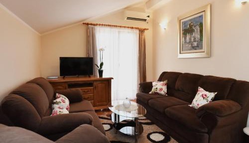 Three-Bedroom Apartment with Balcony