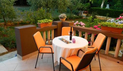 Apartment with Garden View
