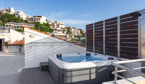 One-Bedroom Apartment with Sea View