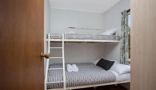 Deluxe Two-Bedroom 2 Couples Cabin