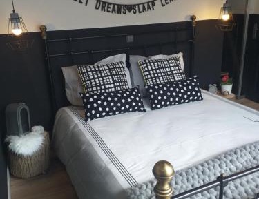 King Studio with Sofa Bed