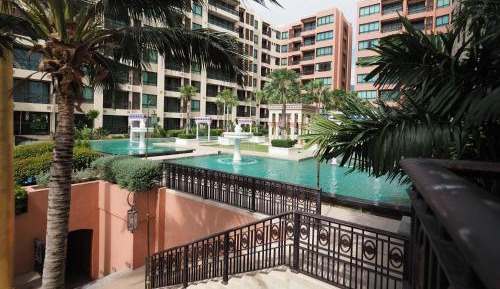 Apartment with Pool View 