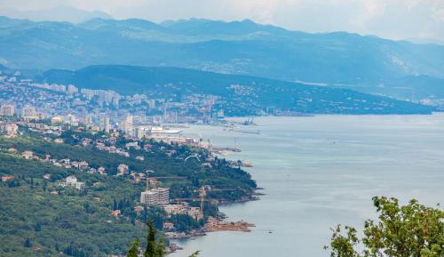One-Bedroom Apartment with Sea View