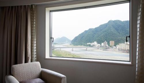 Twin Room with River View Premium Floor with Free access to Fitness Club - Non-Smoking