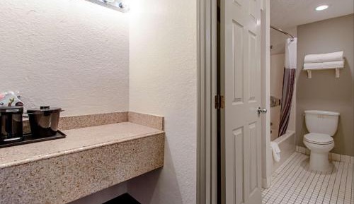 One-Bedroom King Suite - Non-Smoking