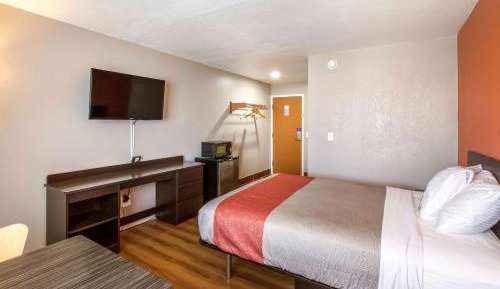 Deluxe Queen Room - Non-Smoking