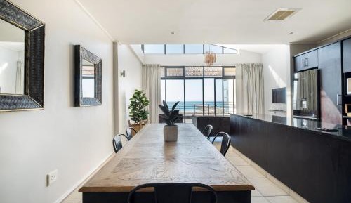 Deluxe Three-Bedroom Apartment with Sea View 