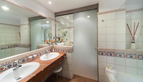 Deluxe Room with Hot Tub