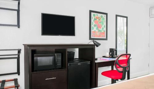 Deluxe Queen Room with Two Queen Beds - Accessible/Non-Smoking
