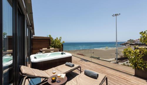 Penthouse with Private Jacuzzi and Beach View 