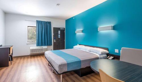 Deluxe King Room - Non-Smoking