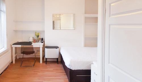 Large Double Room with Shared Bathroom