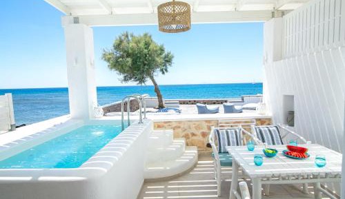  Luxury two bedroom suite with private hot tub and beach front