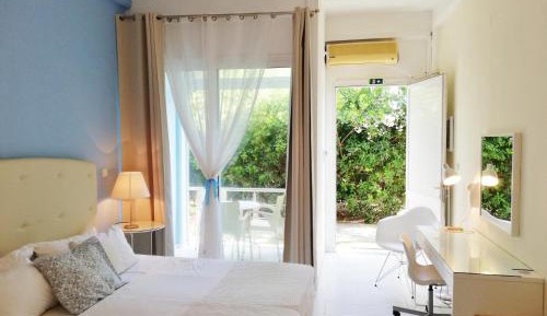 Triple bed studio with garden view