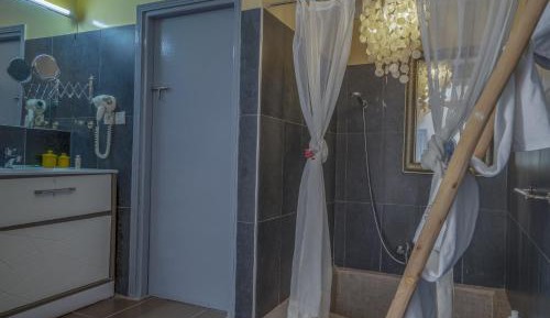 Deluxe King Suite