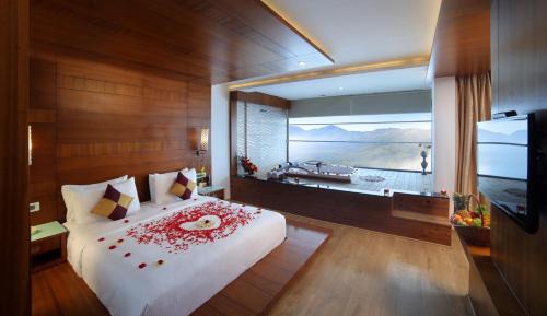Madhura - Honeymoon Jacuzzi Suite AC