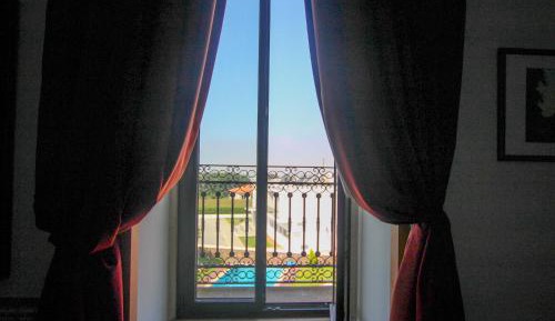 Queen Suite with Pool View