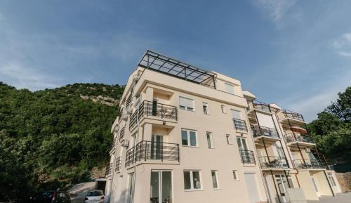 Apartment with Mountain View
