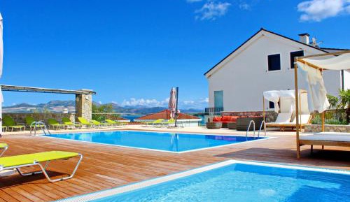 One-Bedroom Apartment with Terrace and Sea View