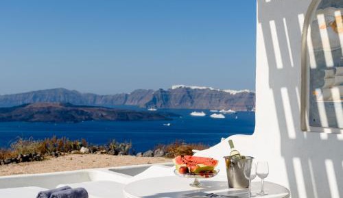 Deluxe Suite with Hot Tub and Panoramic Caldera View