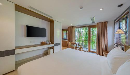 Superior Apartment with Balcony and Pool View