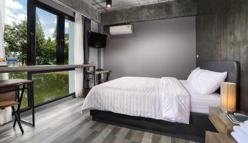 Queen Room with Private External Bathroom 