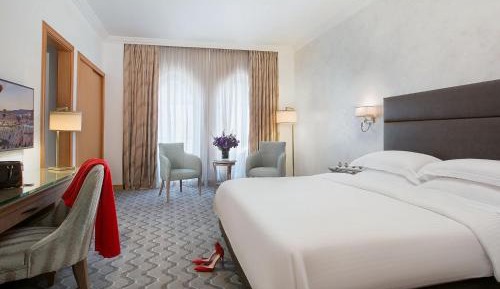 Guest Room - King Bed 