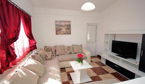 One-Bedroom Apartment with Balcony (5 Adults)