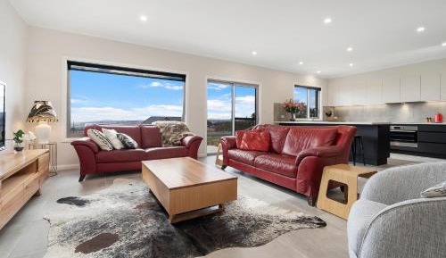 Apartment with Mountain View