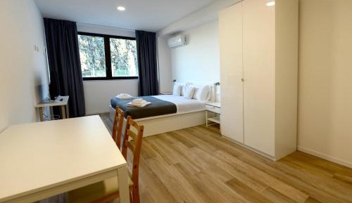 Deluxe Room (2 Adults + 1 Child)