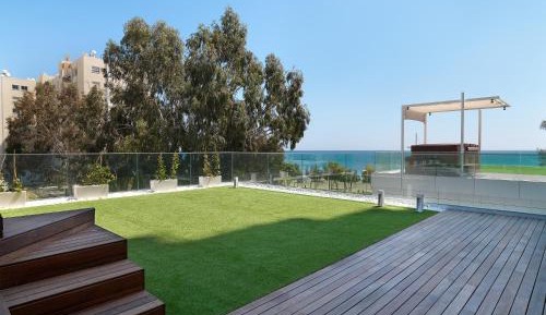 Two-Bedroom Apartment with Private Pool and Garden