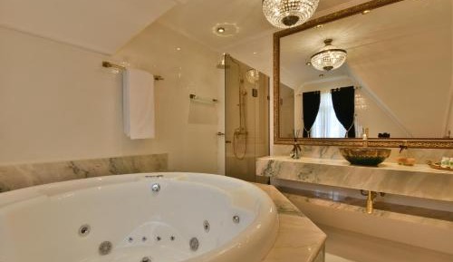 Deluxe Suite with Spa Bath