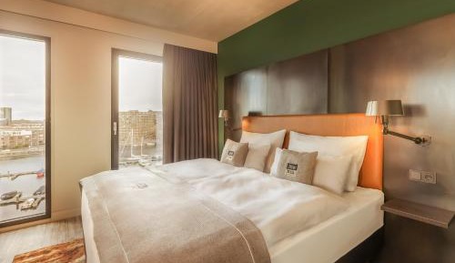 Premium Queen Room with Harbor View