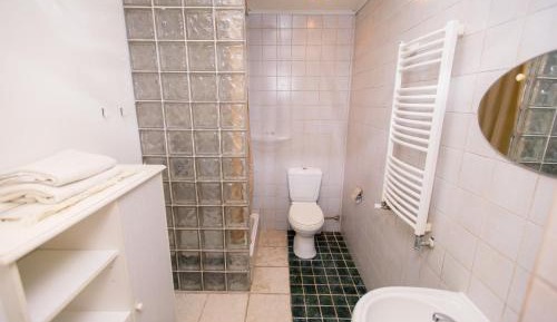 One-Bedroom Apartment (5 Adults)