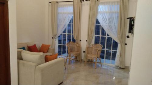 Second Floor Apartment with Mountain View 