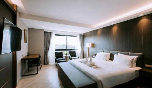 Deluxe Suite with Spa Bath