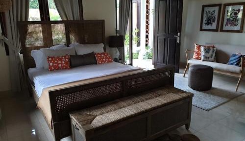 Villa with Garden View