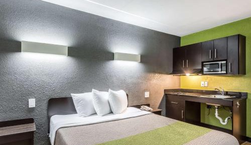 Queen Room - Disability Access - Non-Smoking