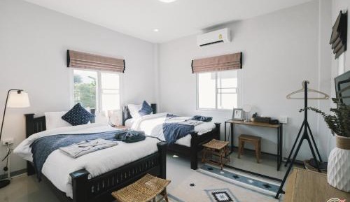 Twin Room with Bathroom and Shared Living Room