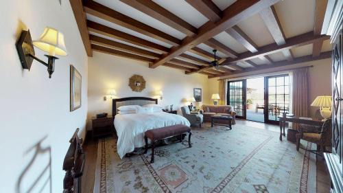 Deluxe Room - King Bed